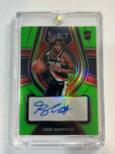 Load image into Gallery viewer, Greg Brown III #RS-GB3 Green Prizm Autograph Panini Select basketball 82/99
